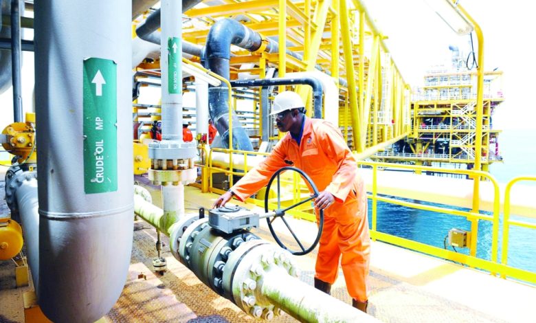 التخفيض الطوعي للسعودية قفز ببرنت فوق 90 دولاراً