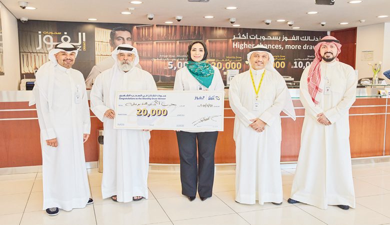 البنك الأهلي يكشف عن فوز حسن بوصلحة أول رابح في سحب "الفوز" بـ 20 ألف دينار