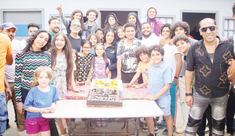 صناع مسلسل "أرواح خفية" يحتفلون بانتهاء التصوير