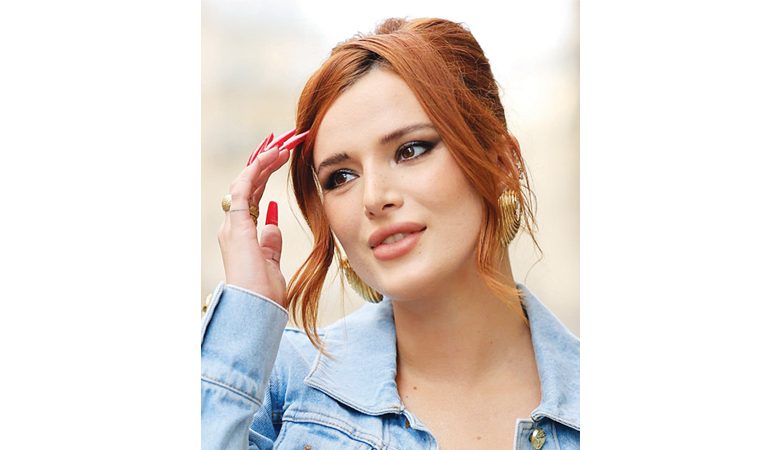 الممثلة الأميركية بيلا ثورن خلال حضورها أسبوع باريس للموضة