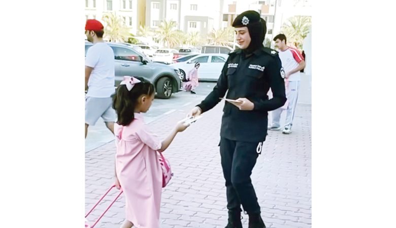 يد "المرور"… حنان وتوعية