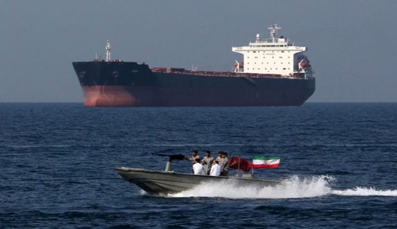 طهران تحتجز سفينتين بتهمة تهريب الوقود في الخليج