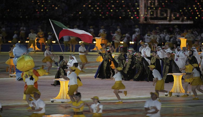 المضف والشماع رفعا علم الكويت في افتتاح الألعاب الآسيوية