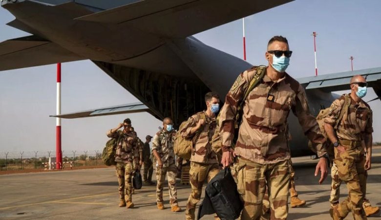 ماكرون يرضخ ويقرر سحب السفير والجنود… ونيامي: "لحظة تاريخية"
