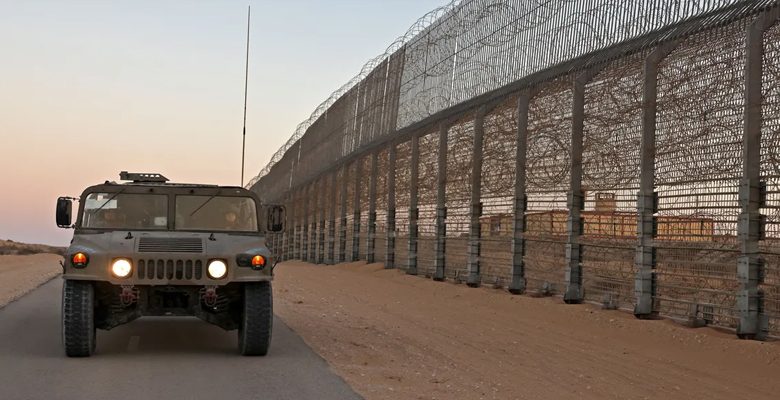 بعد مقتل سائحين إسرائيليين .. إسرائيل تغلق معبرا حدوديا مع مصر وتجلي موظفيها منه