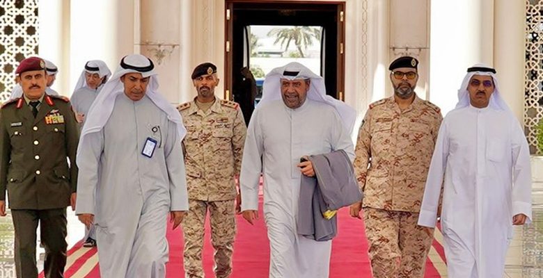 وزير الدفاع يغادر إلى قطر في زيارة رسمية