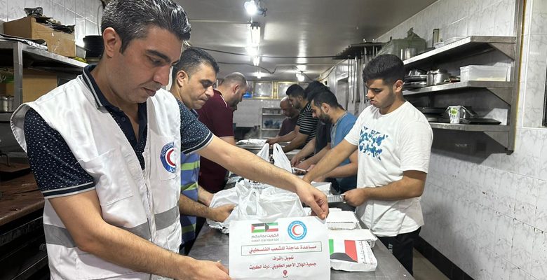 الهلال الأحمر الكويتي يوزع مواد غذائية يومية على الفلسطينيين في مراكز الإيواء بقطاع غزة