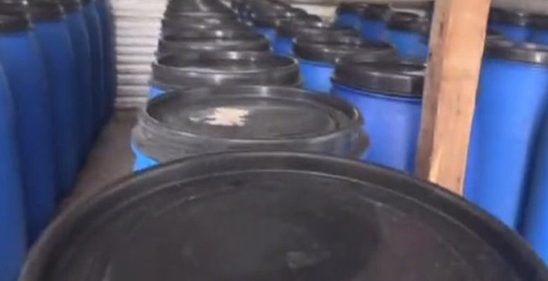 "الداخلية" : سقوط تشكيل اجرامي مكون من 5 متهمين بـ(10،000) زجاجة خمر مستوردة و(103) برميل محلي