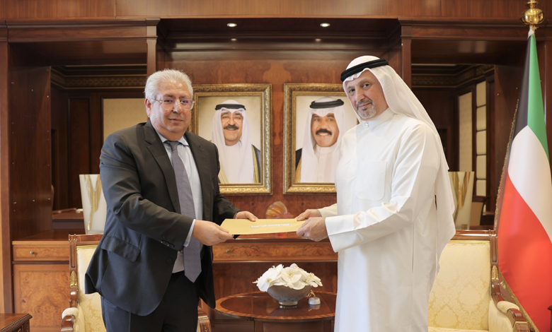 وزير الخارجية يتسلم رسالة موجهة إلى سمو أمير البلاد من الرئيس المصري تتضمن دعوة للمشاركة في قمة لبحث تطورات القضية الفلسطينية