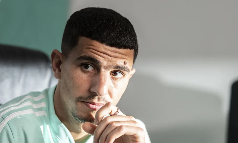 نيس الفرنسي يوقف نجم منتخب الجزائر بسبب "معاداة السامية"