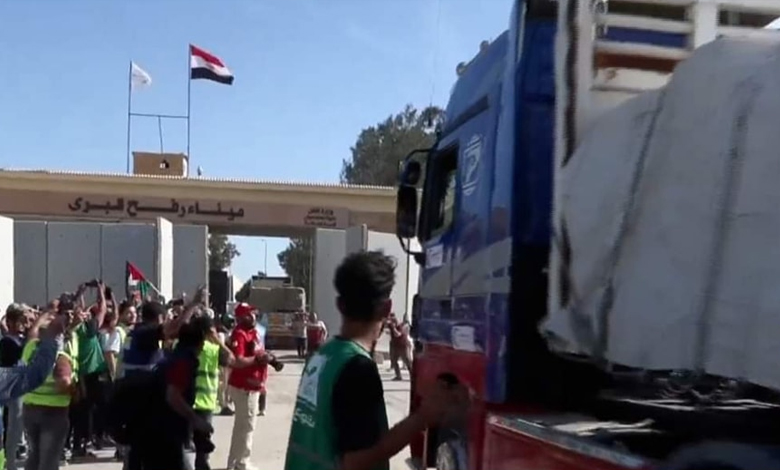 بدء دخول شاحنات المساعدات إلى قطاع غزة من معبر رفح