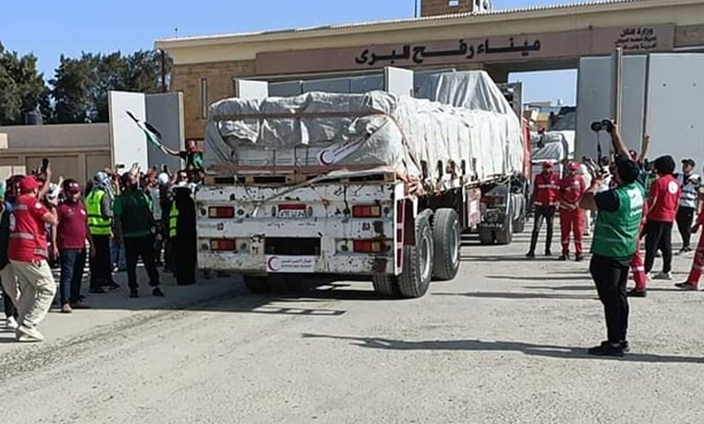 منسق قافلة المساعدات يكشف تفاصيل أول دفعة إغاثية إلى غزة