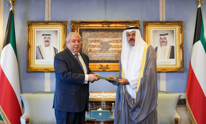 سمو رئيس مجلس الوزراء يستقبل السفير المصري ويتسلم منه دعوة من رئيس وزراء مصر