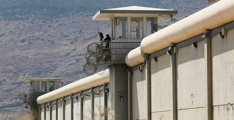 بعد علاقات جنسية مع معتقل.. حظر عمل المجندات بسجن ريمون الإسرائيلي