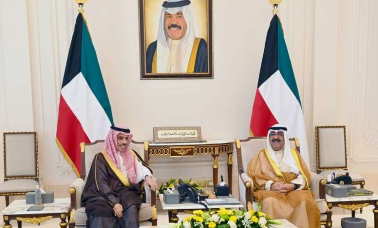 سمو ولي العهد يستقبل وزير الخارجية السعودي