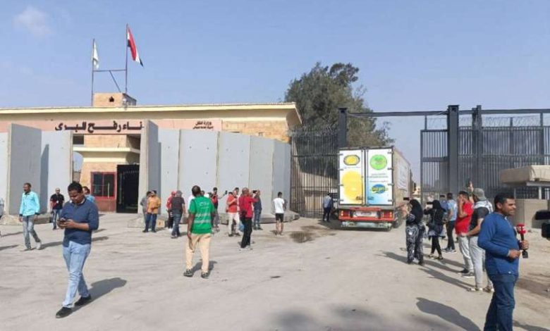 سماع دوي انفجار وأصوات سيارات إسعاف قرب معبر رفح