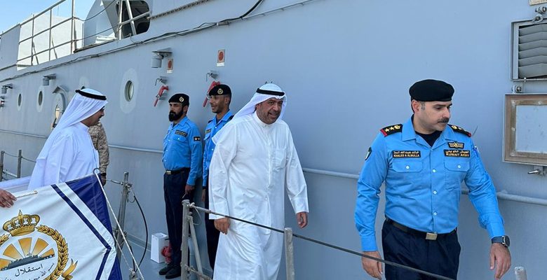 وزير الدفاع يقوم بزيارة تفقدية إلى قاعدة محمد الأحمد البحرية