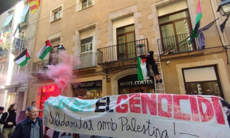 متظاهرون بإسبانيا يحتلون فندقاً لمليونير إسرائيلي