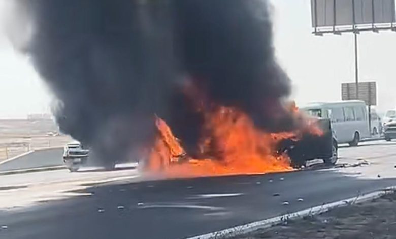 اصابة شخصين واحتراق مركبتين بحادث رباعي على السادس قبل قليل