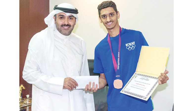 شعيب يكرّم بطل المبارزة الشملان