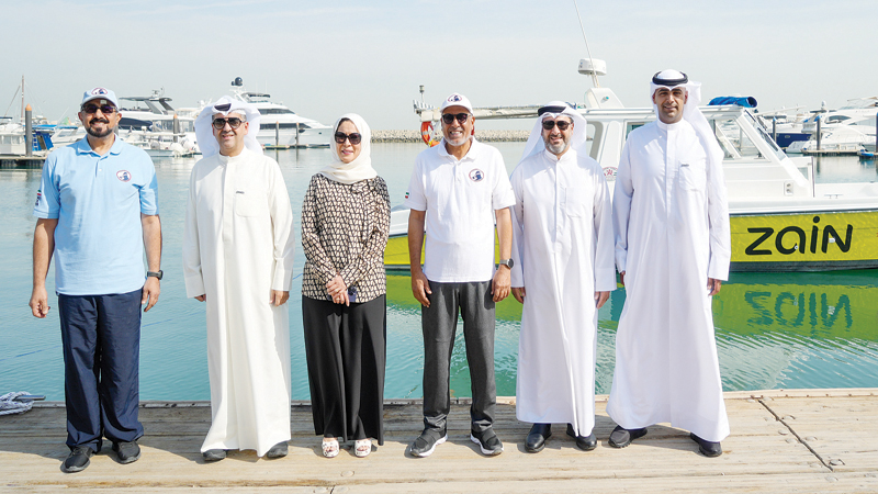 "زين" تُهدي فريق الغوص قارباً مُجهّزاً لتنفيذ العمليات البحرية