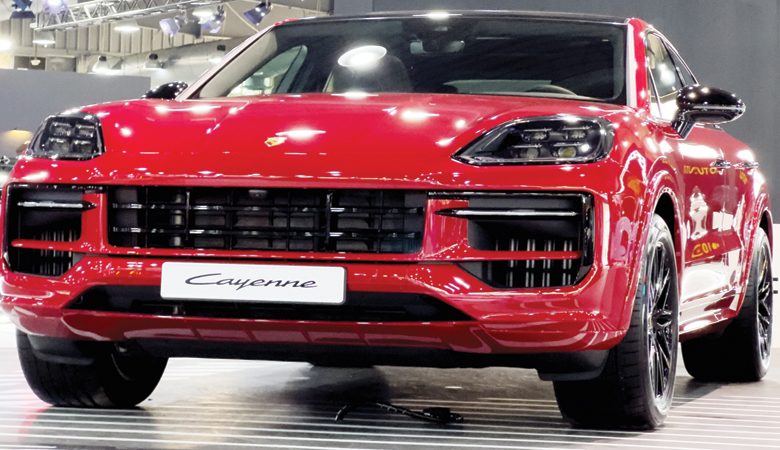مركز بورشه الكويت عرض "كاين الجديدة" في Auto World Show