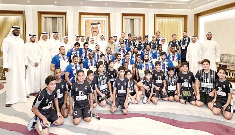 استقبال حافل لأزرق اليد