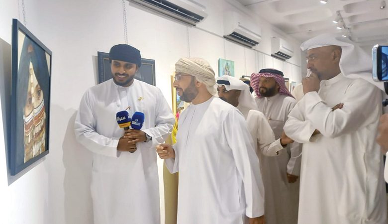 فنانون عُمانيون يؤكدون "تشكيلياً" أن بلدهم في قلب الكويت
