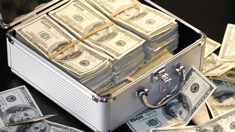 مع تقلبات الأسهم وخسائر السندات&hellip; هل أصبح "الكاش" الخيار الأفضل للمستثمرين؟