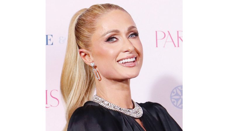 المغنية الأميركية باريس هيلتون خلال إطلاق مجموعة المجوهرات "NICE" في المكسيك