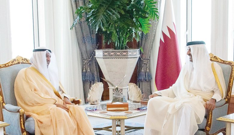 أمير قطر بحث ووزير الدفاع تعزيز العلاقات