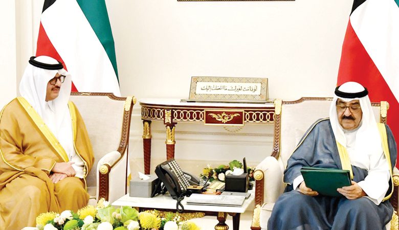 ولي العهد تسلم دعوتين لسمو الأمير من خادم الحرمين