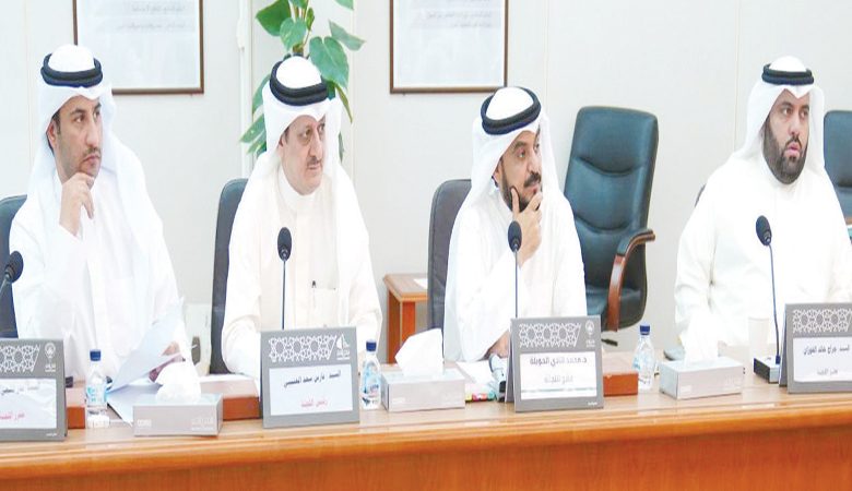 "الموارد البشرية" تقر "جواز الجمع بين الدراسة والوظيفة" بالإجماع
