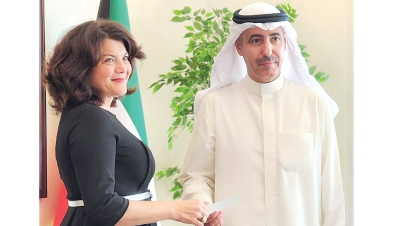 الكويت تسلم "أونروا" مليوني دولار لدعم اللاجئين الفلسطينيين