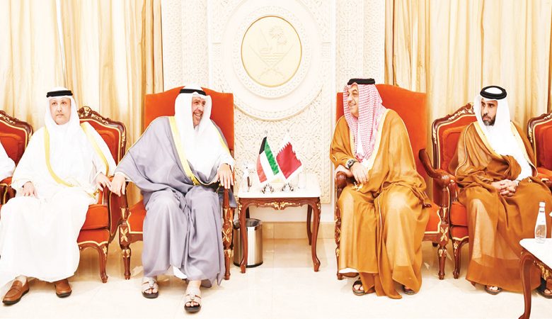 وزير الدفاع يبحث مع نظيره القطري علاقات التعاون الثنائي