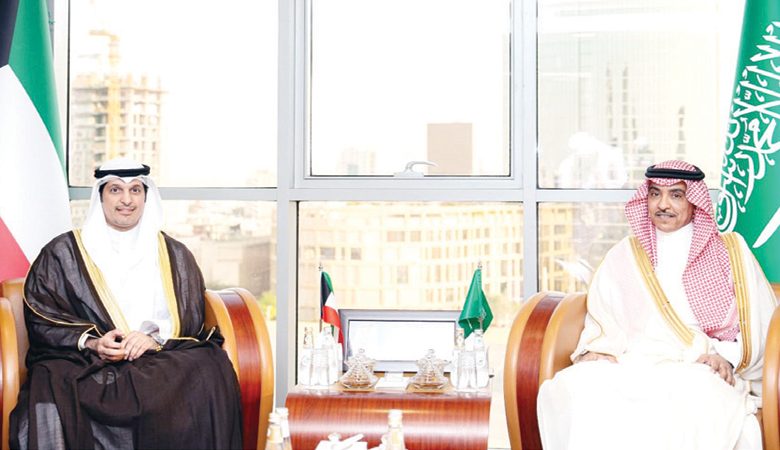 وزير الإعلام بحث مع نظيره السعودي تعزيز التعاون وتبادل الخبرات