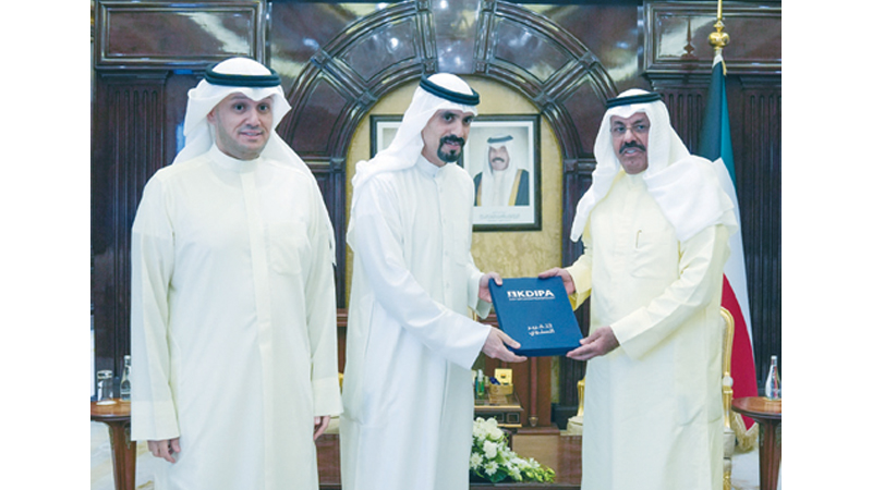 النواف تسلَّم نسخة من تقرير "تشجيع الاستثمار"