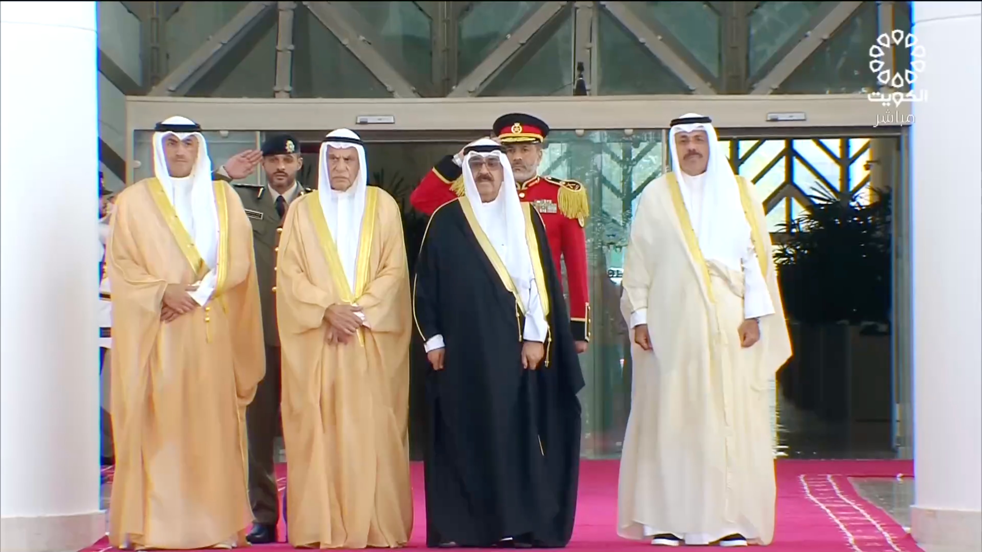 وصول موكب ممثل سمو الأمير.. سمو ولي العهد إلى مبنى مجلس الأمة