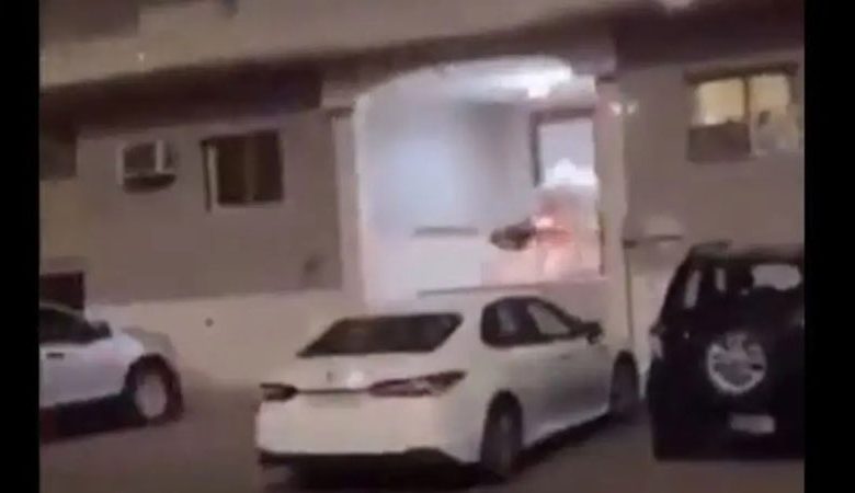 أراد تجربة الدراجة النارية…فاقتحم بها العمارة