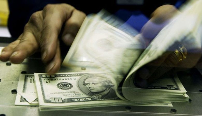انخفاض العملة الأميركية سيهبط بالقيمة الرأسمالية للاستثمارات الكويتية بالخارج