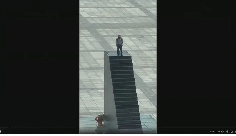 بولندي تسلق نصباً تذكارياً مهدداً بتفجير نفسه
