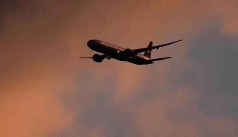 "حفّاض" يُجبر طائرة على العودة بعد إقلاعها