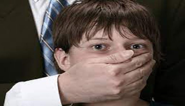اختلفا معه مالياً فخطفا نجله للمساومة