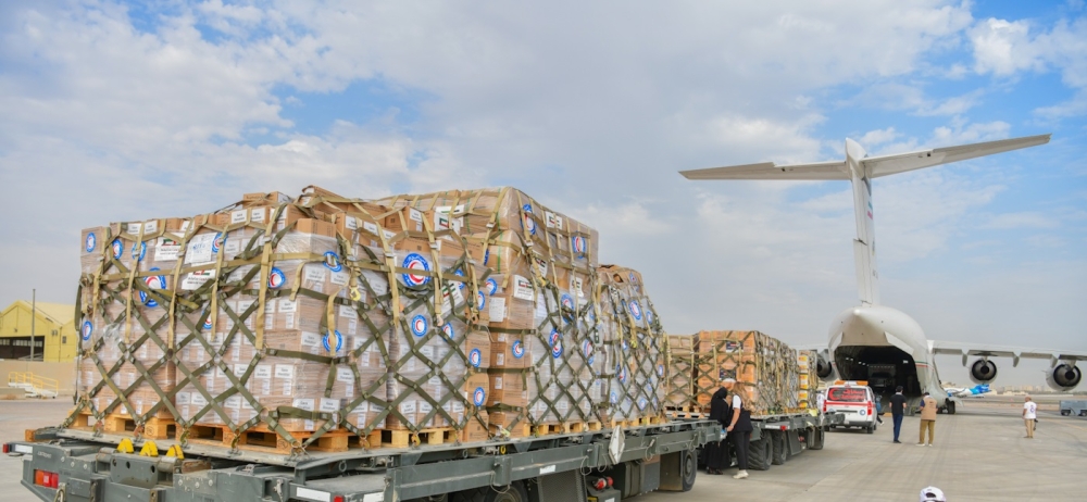 أولى طائرات الجسر الجوي الكويتي لإغاثة غزة تحط في مطار العريش