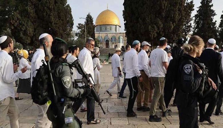 مئات المستوطنين يقتحمون "الأقصى" وجيش الاحتلال يهاجم المرابطين
