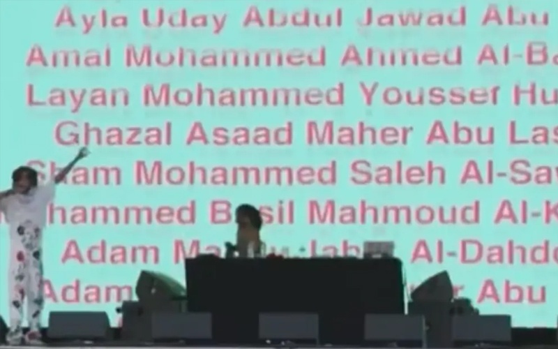 رابر أميركي شهير يشعل المسرح بأسماء ضحايا أطفال غزة