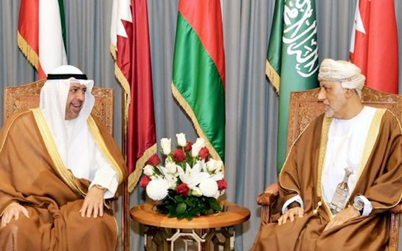 وزير الدفاع العماني ونظيره الكويتي يبحثان سبل تعزيز علاقات التعاون المشترك بين البلدين