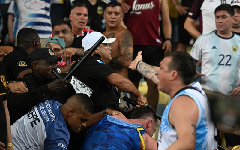 شغب ومشاهد دموية كادت أن تتسبب في إلغاء مباراة البرازيل ضد الأرجنتين