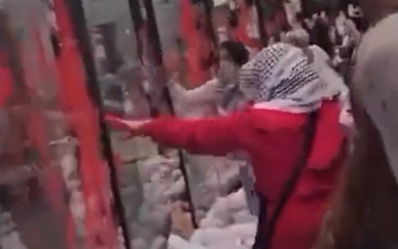 محتجون يلطخون واجهة القنصلية الإسرائيلية في لوس أنجلوس باللون الأحمر