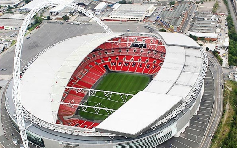 اللاعبون المسلمون يفرضون إرادتهم.. والحكومة البريطانية مستاءة من الاتحاد الإنجليزي